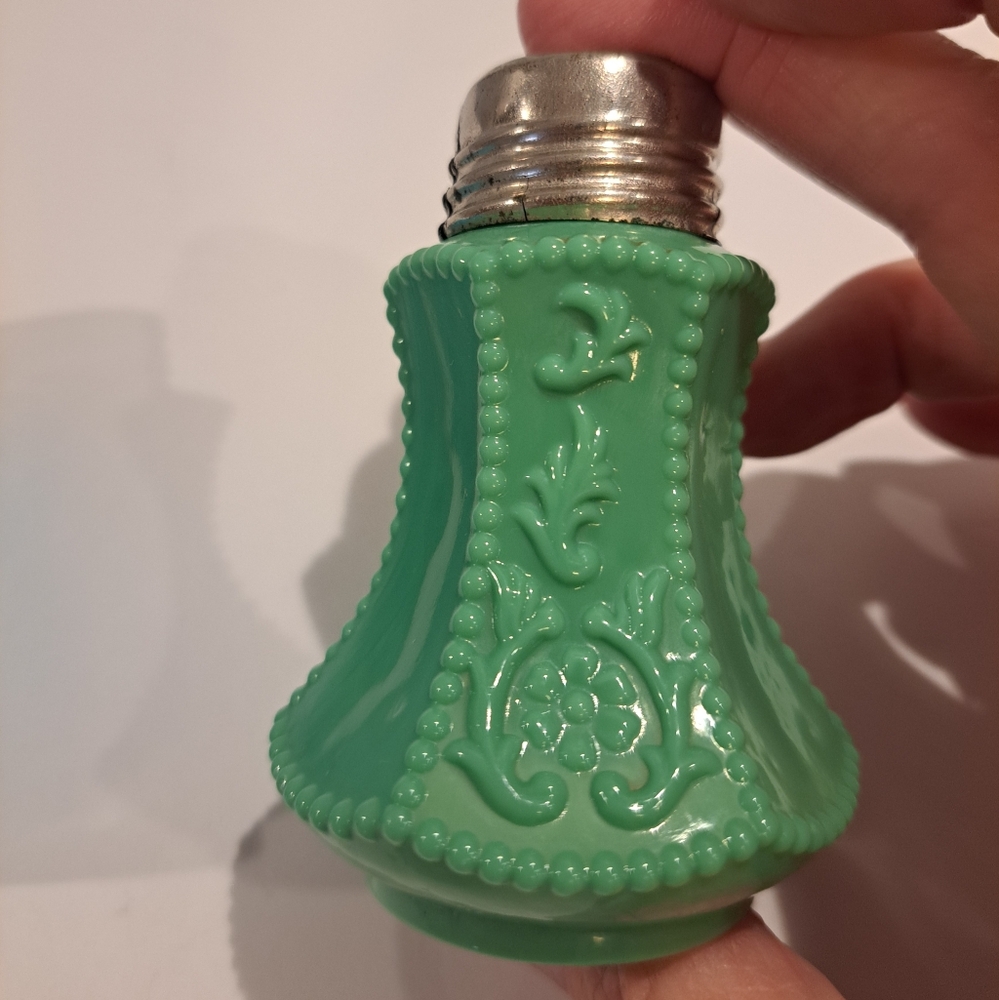 Vtg McKee Glass Pr FLOWER PANEL Beaded Blue & Green Salt & Pepper Shakers - Picture 10 of 14